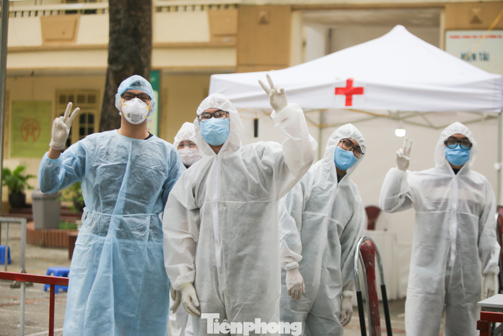 Sau 3 ca nghi mắc COVID-19, nhiều người dân đến xét nghiệm nhanh ảnh 11