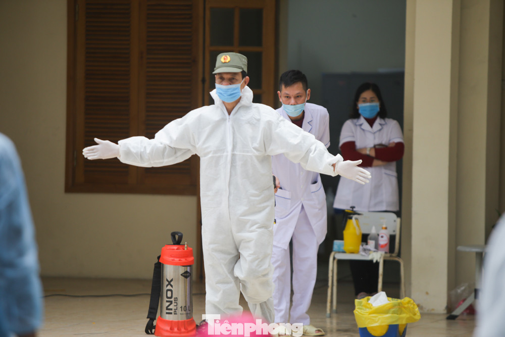 Sau 3 ca nghi mắc COVID-19, nhiều người dân đến xét nghiệm nhanh ảnh 10