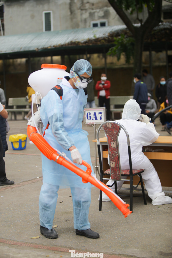 Sau 3 ca nghi mắc COVID-19, nhiều người dân đến xét nghiệm nhanh ảnh 9