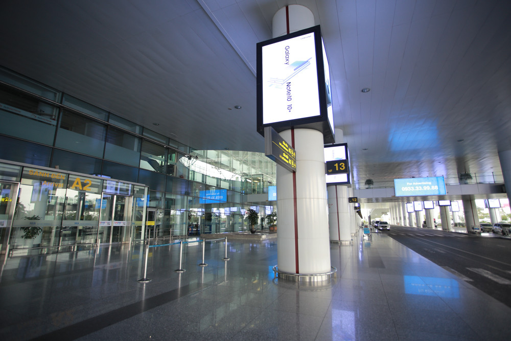 Máy bay đỗ đầy cảng, nhà ga Nội Bài 'vắng như chùa bà đanh' ảnh 20