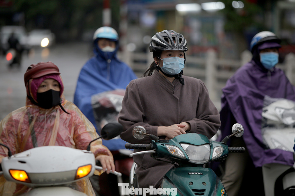 Người Hà Nội hối hả đội mưa đi làm tuần thứ hai 'cách ly toàn xã hội' ảnh 10