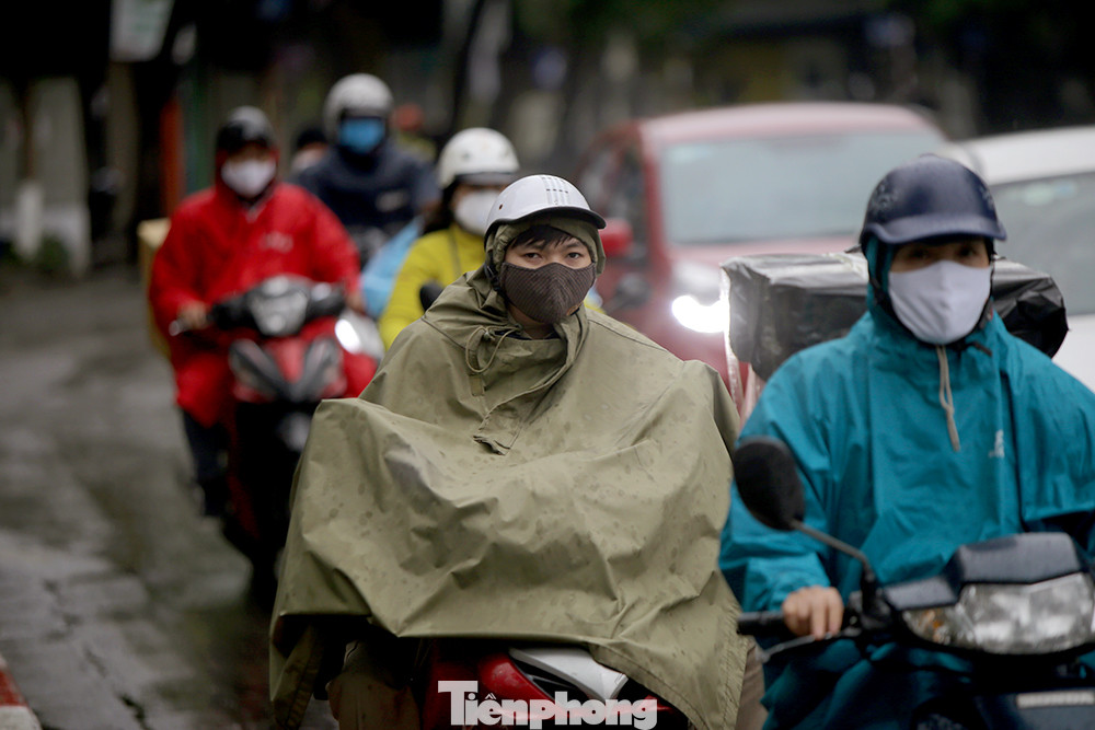 Người Hà Nội hối hả đội mưa đi làm tuần thứ hai 'cách ly toàn xã hội' ảnh 3