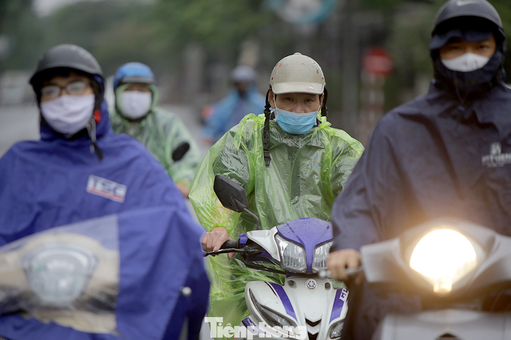 Người Hà Nội hối hả đội mưa đi làm tuần thứ hai 'cách ly toàn xã hội' ảnh 8