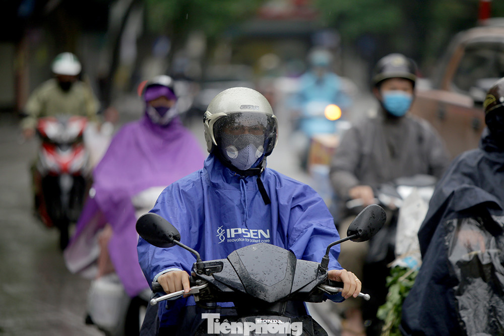 Người Hà Nội hối hả đội mưa đi làm tuần thứ hai 'cách ly toàn xã hội' ảnh 9