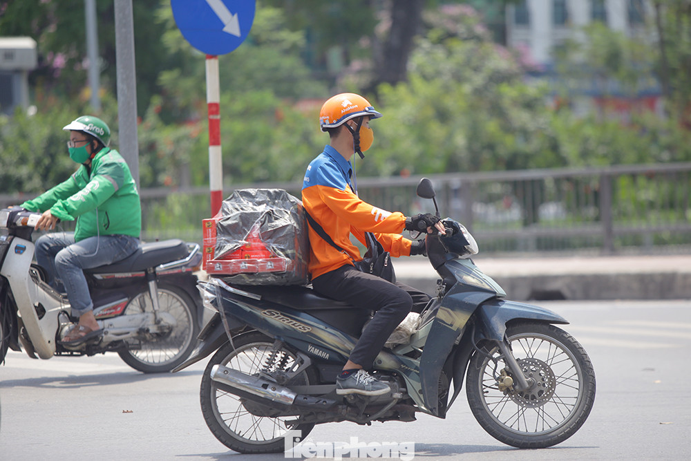 Người lao động nhọc nhằn mưu sinh dưới nắng nóng đầu hè ảnh 3