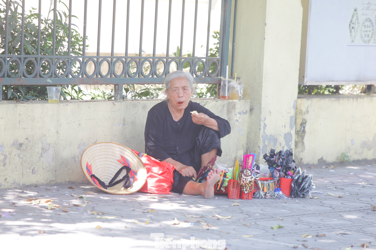 “Săn bóng râm” tranh thủ chợp mắt giữa trưa nắng Hà Nội ảnh 3