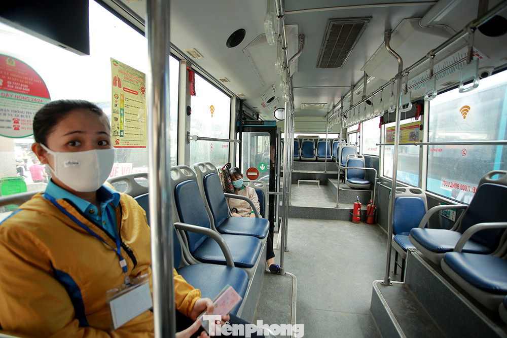 Xe buýt Hà Nội liên tục khử khuẩn và lắp đặt dung dịch sát khuẩn ảnh 9