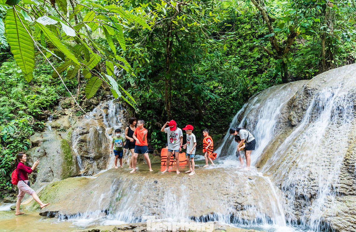 Ngẩn ngơ trước vẻ đẹp của 'Vịnh Hạ Long' giữa đại ngàn xanh thẳm ảnh 6