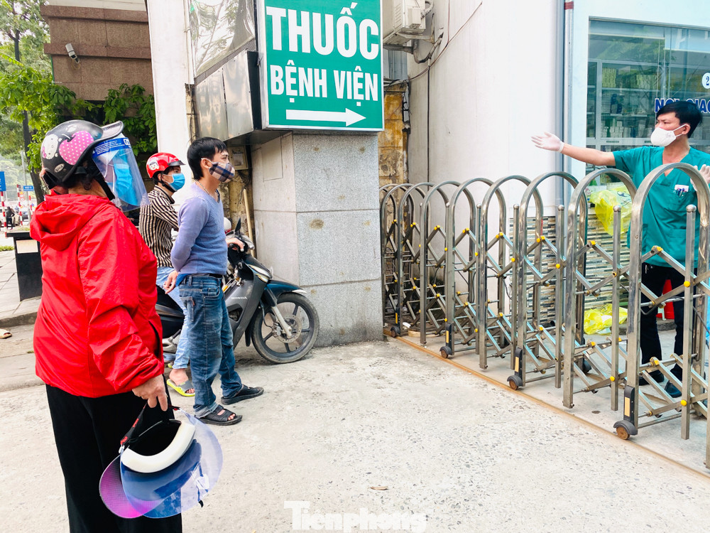 Cận cảnh chốt phòng dịch tại cổng Bệnh viện Thận Hà Nội ảnh 2