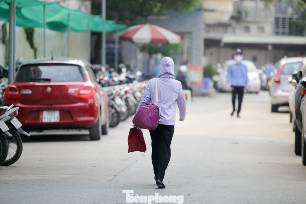 Cận cảnh chốt phòng dịch tại cổng Bệnh viện Thận Hà Nội ảnh 6