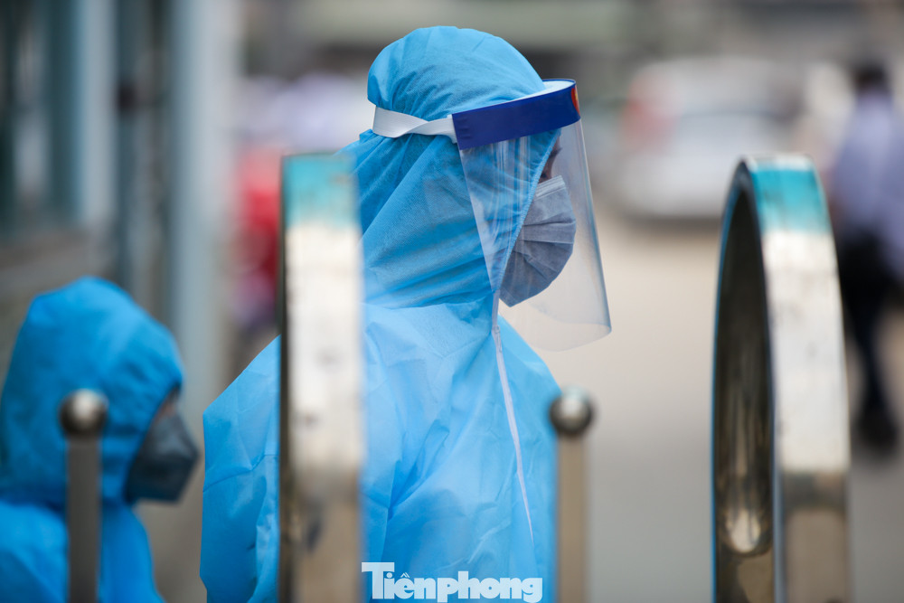 Cận cảnh chốt phòng dịch tại cổng Bệnh viện Thận Hà Nội ảnh 13