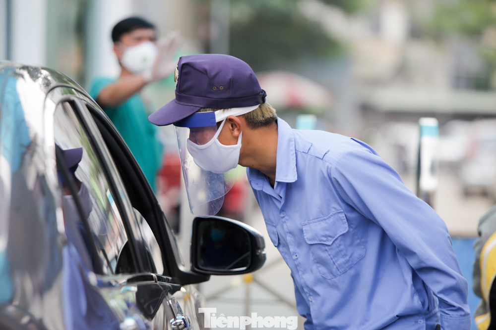 Cận cảnh chốt phòng dịch tại cổng Bệnh viện Thận Hà Nội ảnh 4