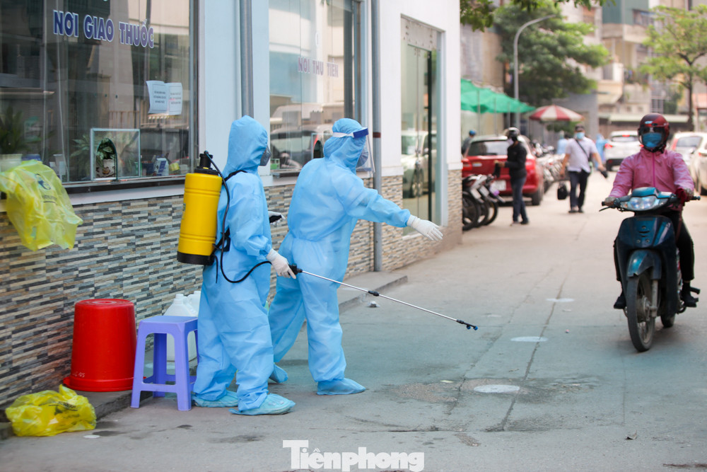 Cận cảnh chốt phòng dịch tại cổng Bệnh viện Thận Hà Nội ảnh 7