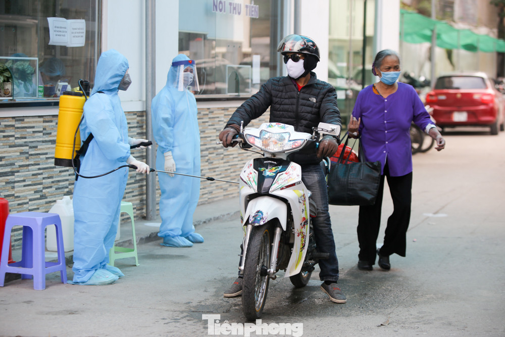 Cận cảnh chốt phòng dịch tại cổng Bệnh viện Thận Hà Nội ảnh 9