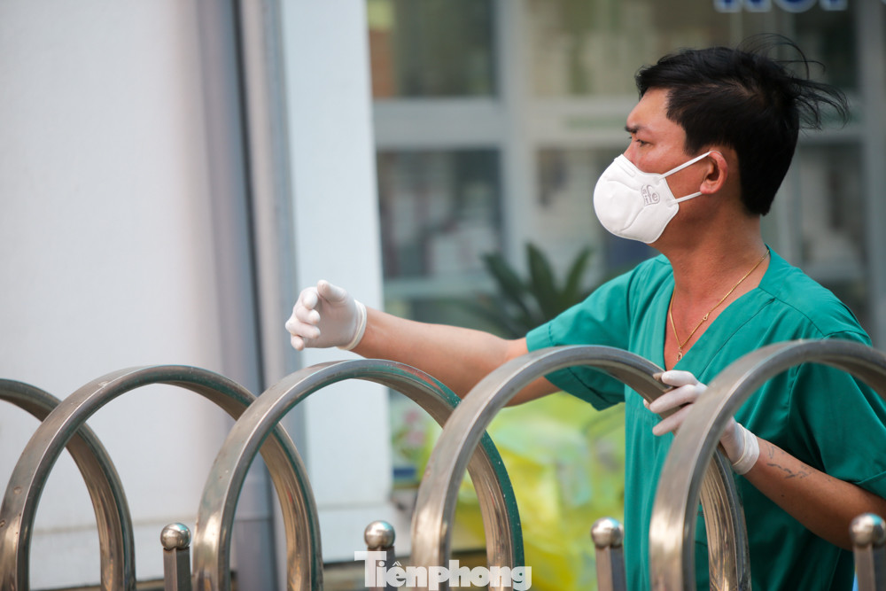 Cận cảnh chốt phòng dịch tại cổng Bệnh viện Thận Hà Nội ảnh 14