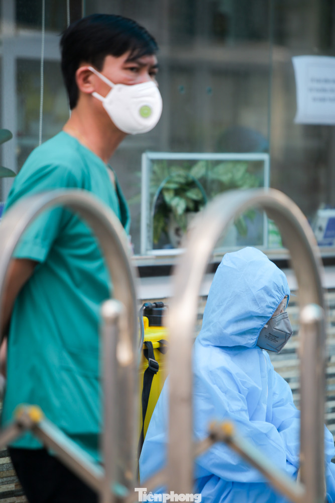 Cận cảnh chốt phòng dịch tại cổng Bệnh viện Thận Hà Nội ảnh 15