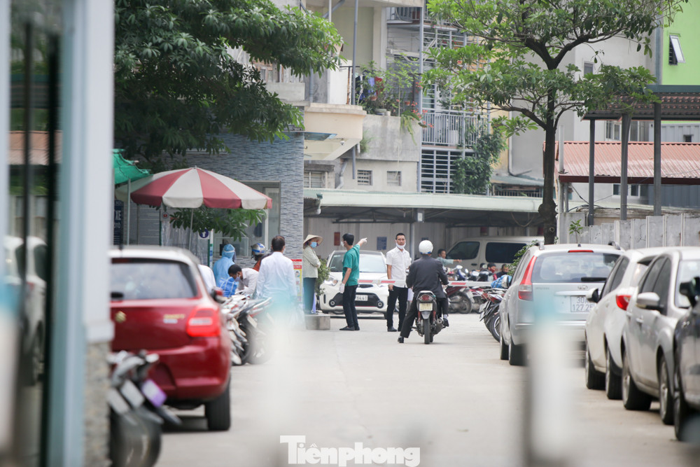 Cận cảnh chốt phòng dịch tại cổng Bệnh viện Thận Hà Nội ảnh 12