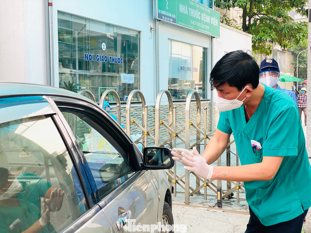 Cận cảnh chốt phòng dịch tại cổng Bệnh viện Thận Hà Nội ảnh 5