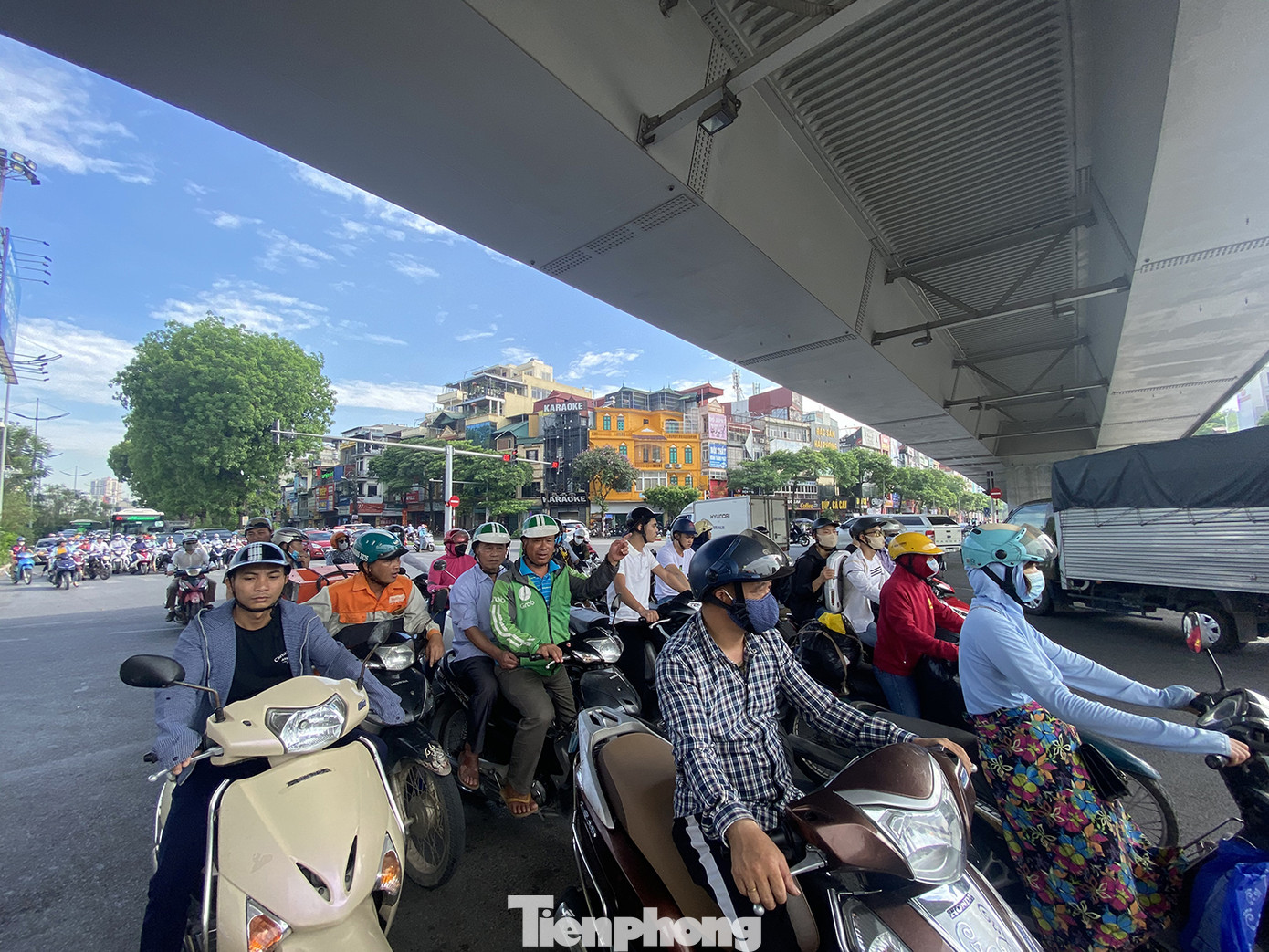 Người dân Hà Nội khổ sở ra đường trong ngày đầu đợt cao điểm nắng nóng ảnh 9