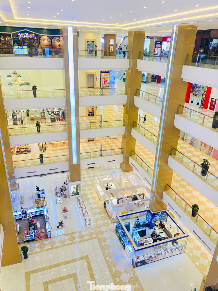 Trung tâm thương mại ở Hà Nội vẫn đìu hiu sau giãn cách xã hội ảnh 6