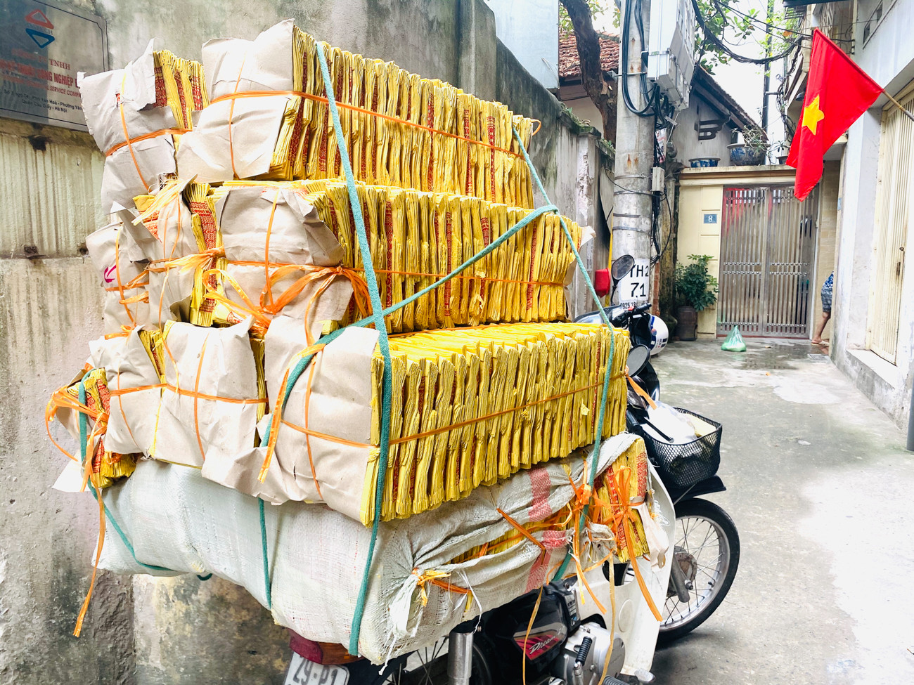  'Ngân hàng địa phủ' ở Hà Nội đìu hiu khác lạ gần lễ Vu Lan ảnh 6