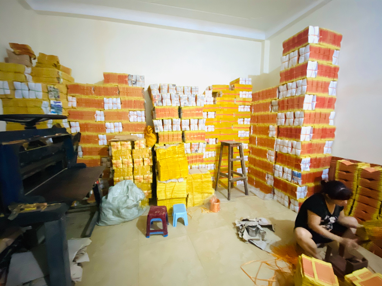  'Ngân hàng địa phủ' ở Hà Nội đìu hiu khác lạ gần lễ Vu Lan ảnh 2