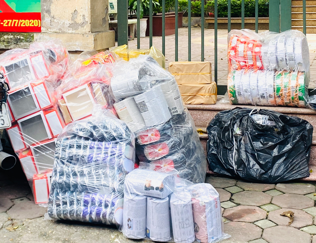  'Ngân hàng địa phủ' ở Hà Nội đìu hiu khác lạ gần lễ Vu Lan ảnh 12