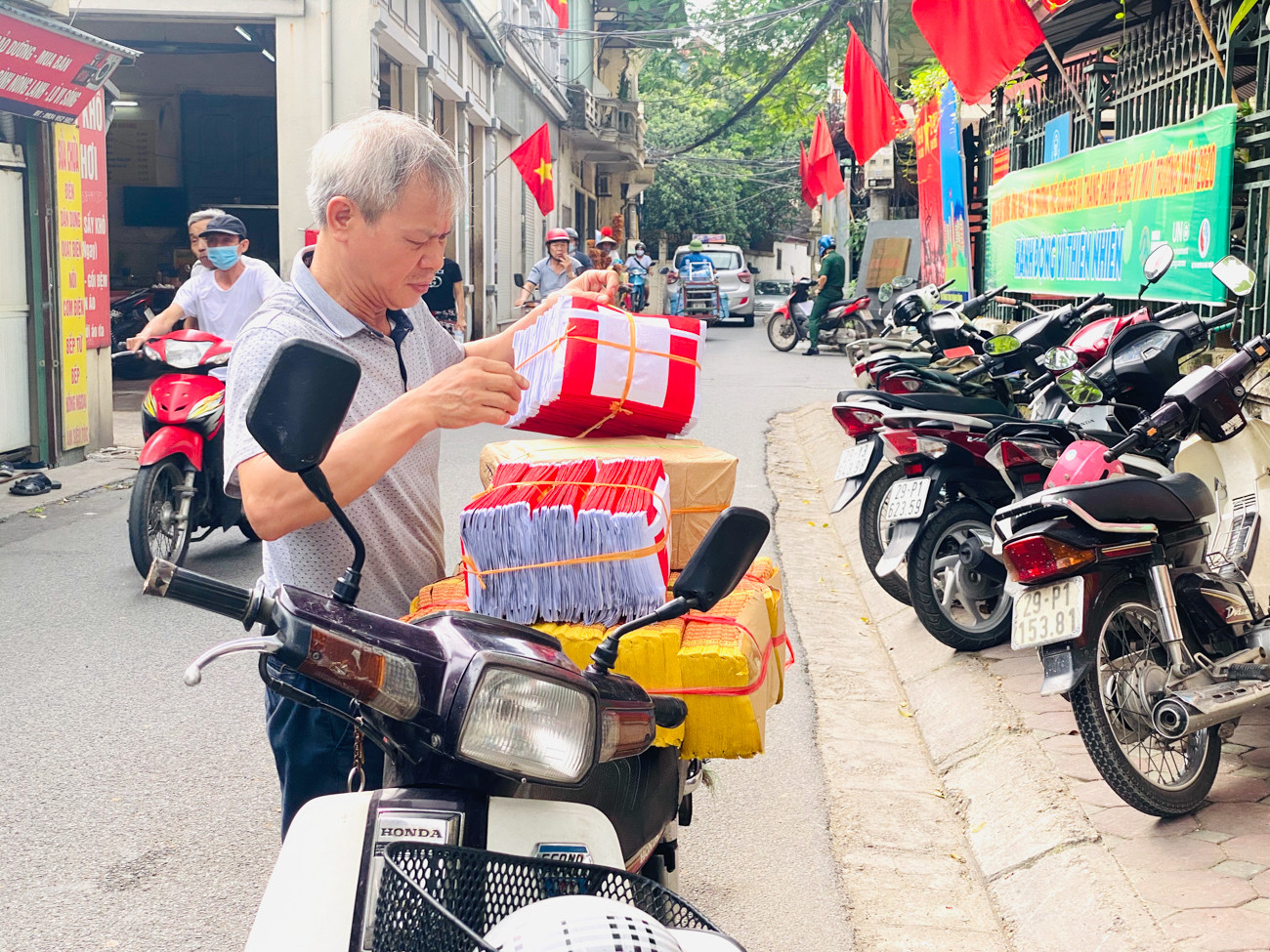  'Ngân hàng địa phủ' ở Hà Nội đìu hiu khác lạ gần lễ Vu Lan ảnh 8