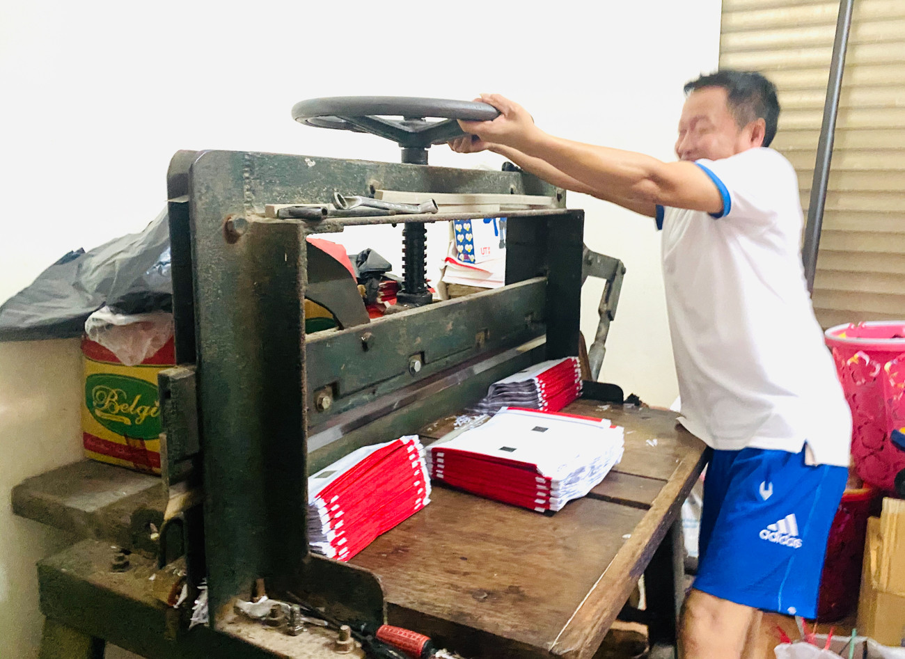  'Ngân hàng địa phủ' ở Hà Nội đìu hiu khác lạ gần lễ Vu Lan ảnh 4