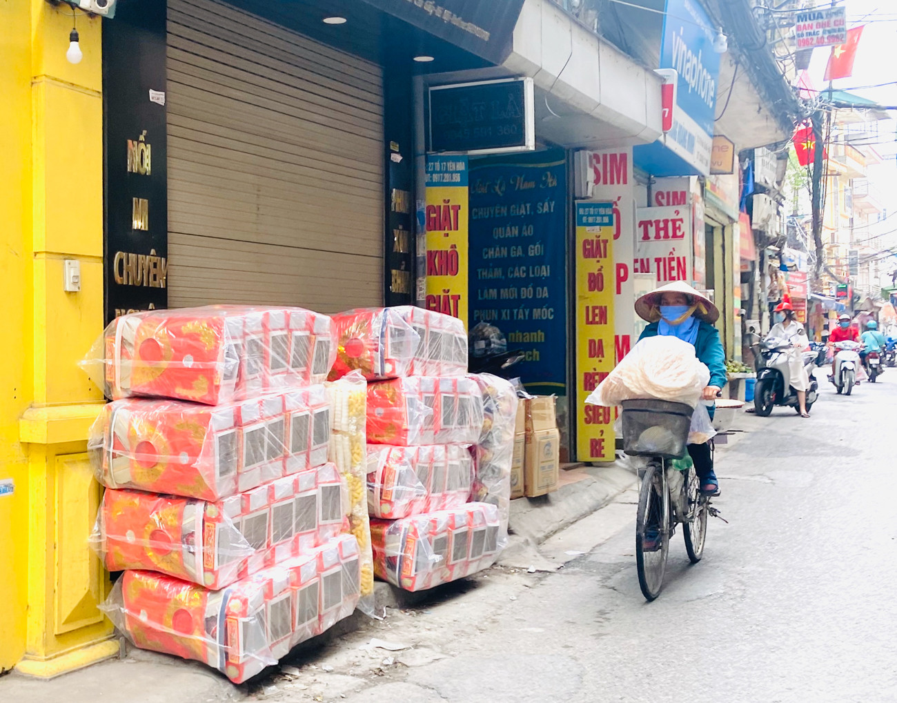  'Ngân hàng địa phủ' ở Hà Nội đìu hiu khác lạ gần lễ Vu Lan ảnh 9