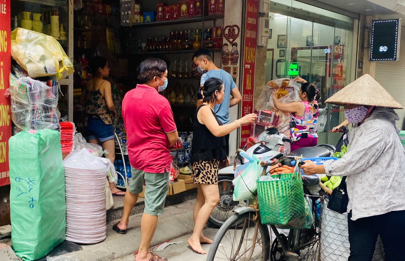  'Ngân hàng địa phủ' ở Hà Nội đìu hiu khác lạ gần lễ Vu Lan ảnh 13