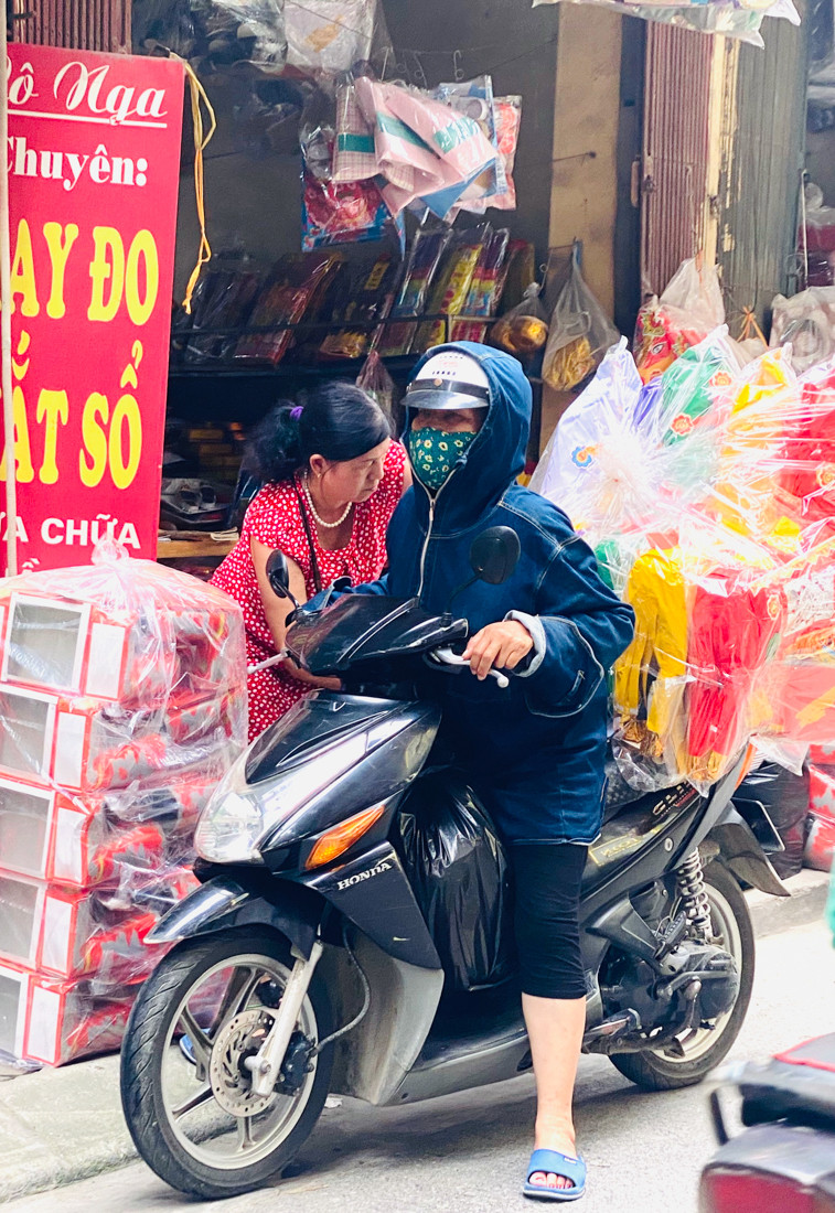  'Ngân hàng địa phủ' ở Hà Nội đìu hiu khác lạ gần lễ Vu Lan ảnh 10