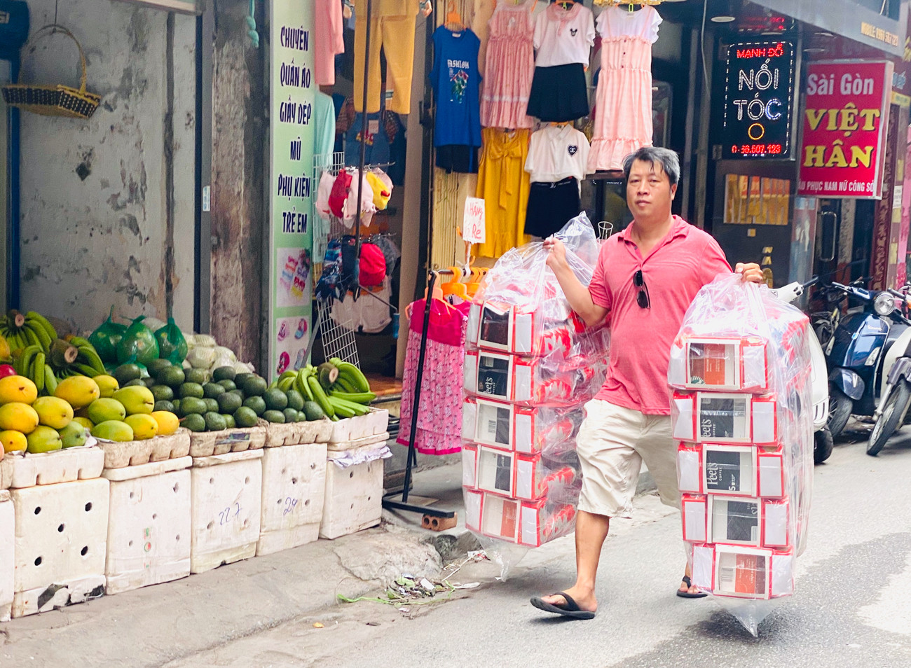  'Ngân hàng địa phủ' ở Hà Nội đìu hiu khác lạ gần lễ Vu Lan ảnh 7