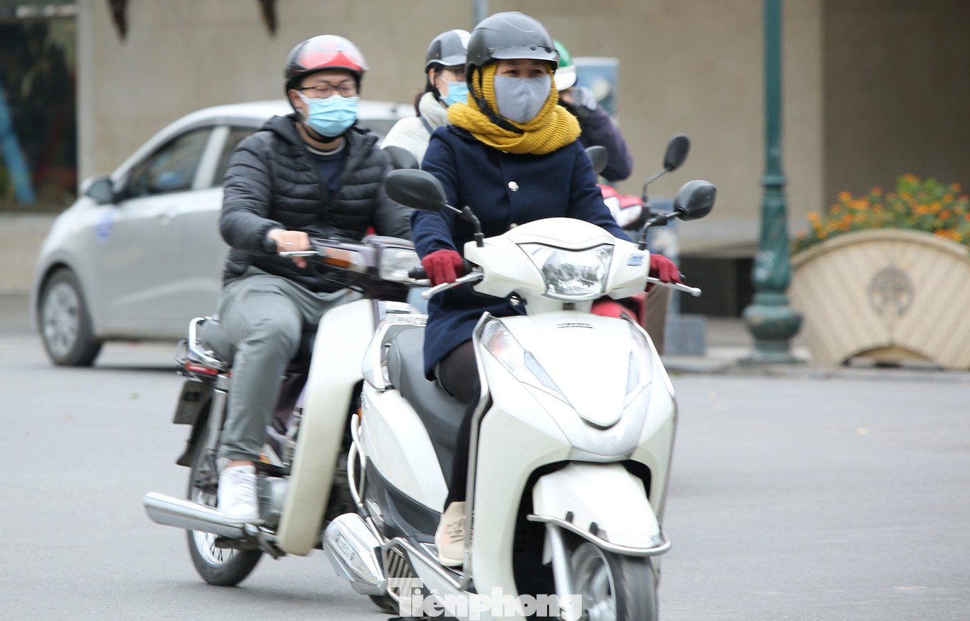 Người lao động ở Hà Nội mưu sinh trong đợt rét mạnh nhất từ đầu mùa đông ảnh 2