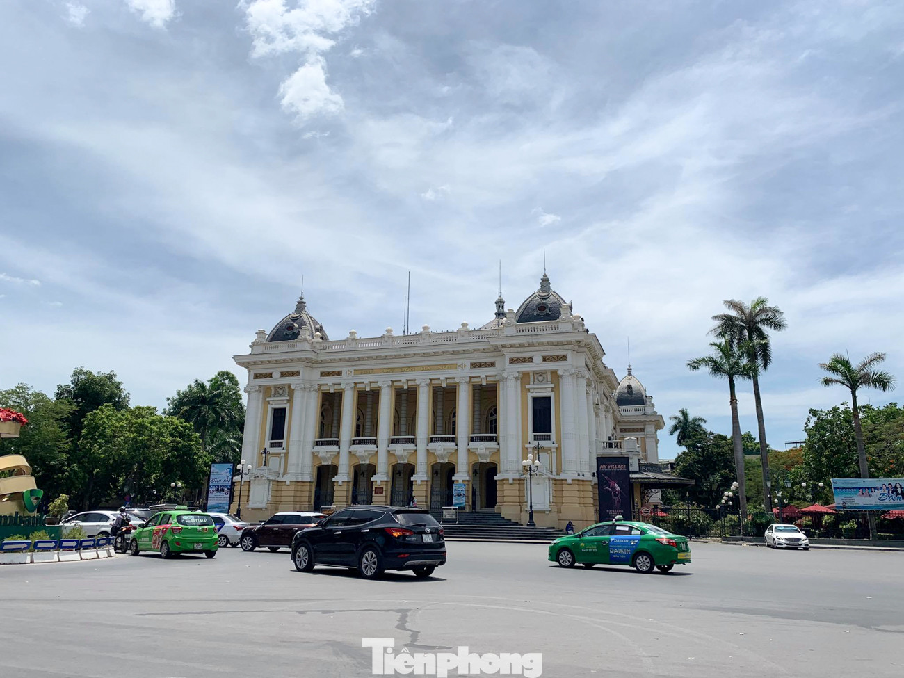 Nắng 50 độ C, đường Hà Nội vắng 'như chùa bà đanh' ảnh 7