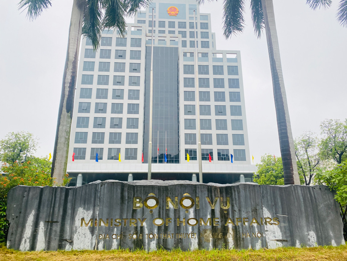 Hà Nội treo cờ rủ ngày Quốc tang nguyên Tổng Bí thư Lê Khả Phiêu ảnh 4