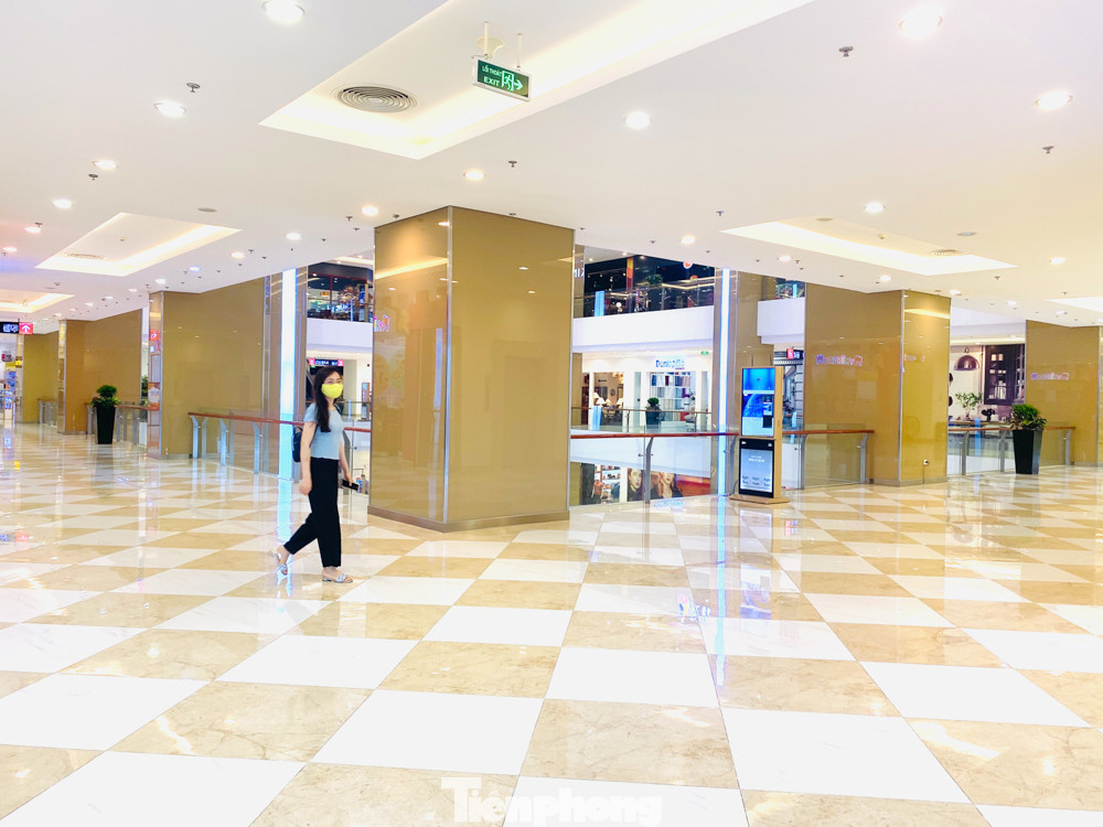 Trung tâm thương mại ở Hà Nội vẫn đìu hiu sau giãn cách xã hội ảnh 8