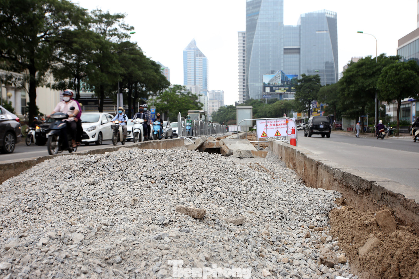 Rào chắn thi công hầm chui Lê Văn Lương tại nút giao 10 làn xe ảnh 5