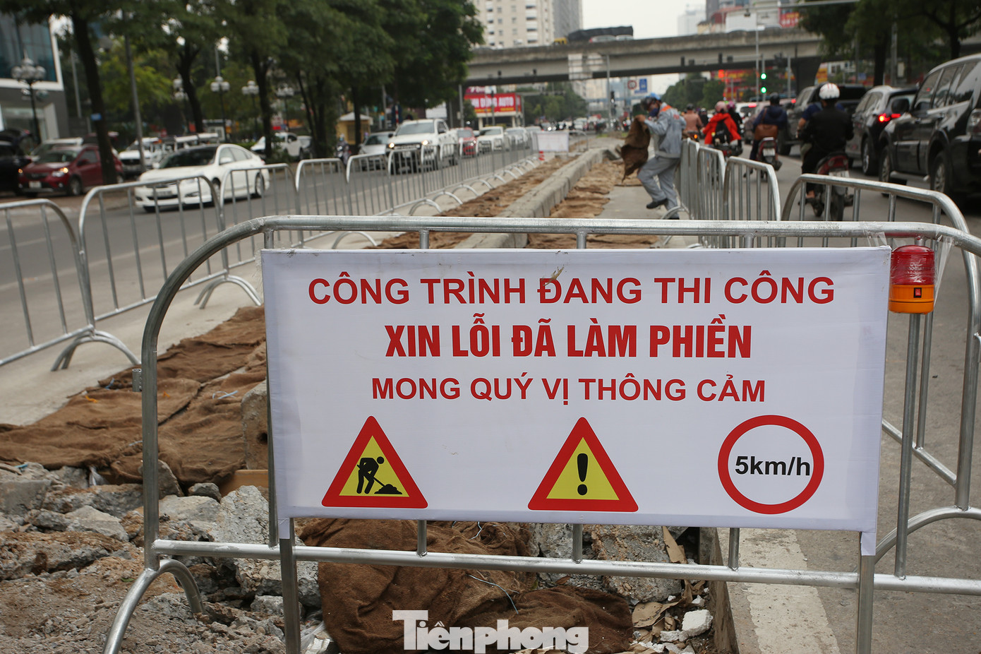 Rào chắn thi công hầm chui Lê Văn Lương tại nút giao 10 làn xe ảnh 4
