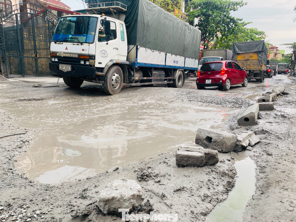 Hà Nội: Xe container trốn trạm thu phí QL5 cày nát đường phố Keo ảnh 13