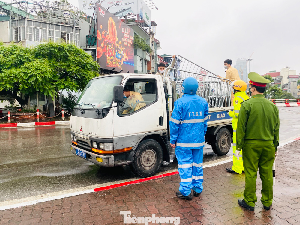 Các chốt giám sát COVID-19 cửa ngõ Thủ đô hoạt động ra sao? ảnh 9