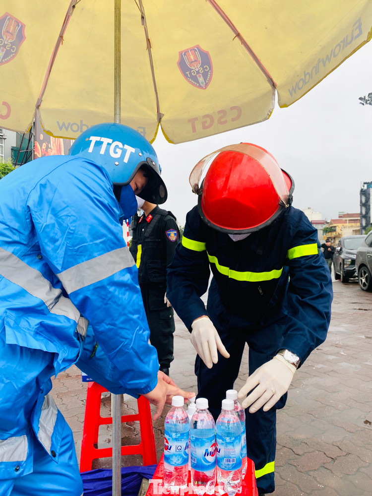 Các chốt giám sát COVID-19 cửa ngõ Thủ đô hoạt động ra sao? ảnh 12