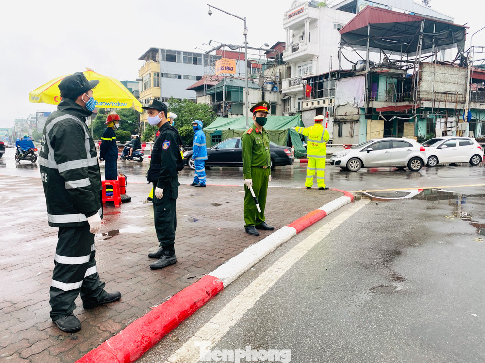 Các chốt giám sát COVID-19 cửa ngõ Thủ đô hoạt động ra sao? ảnh 11