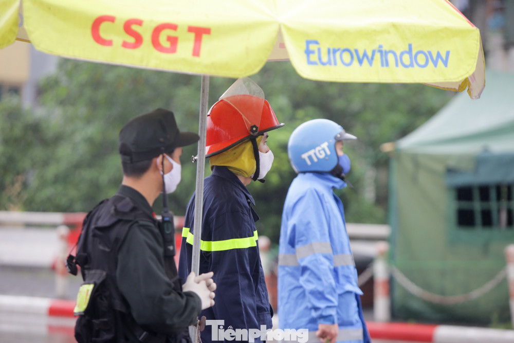 Các chốt giám sát COVID-19 cửa ngõ Thủ đô hoạt động ra sao? ảnh 4