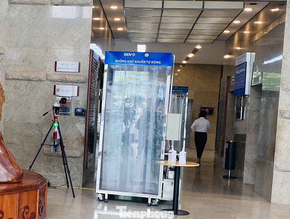 Công sở Hà Nội kích hoạt trở lại biện pháp phòng, chống dịch COVID-19 ảnh 1