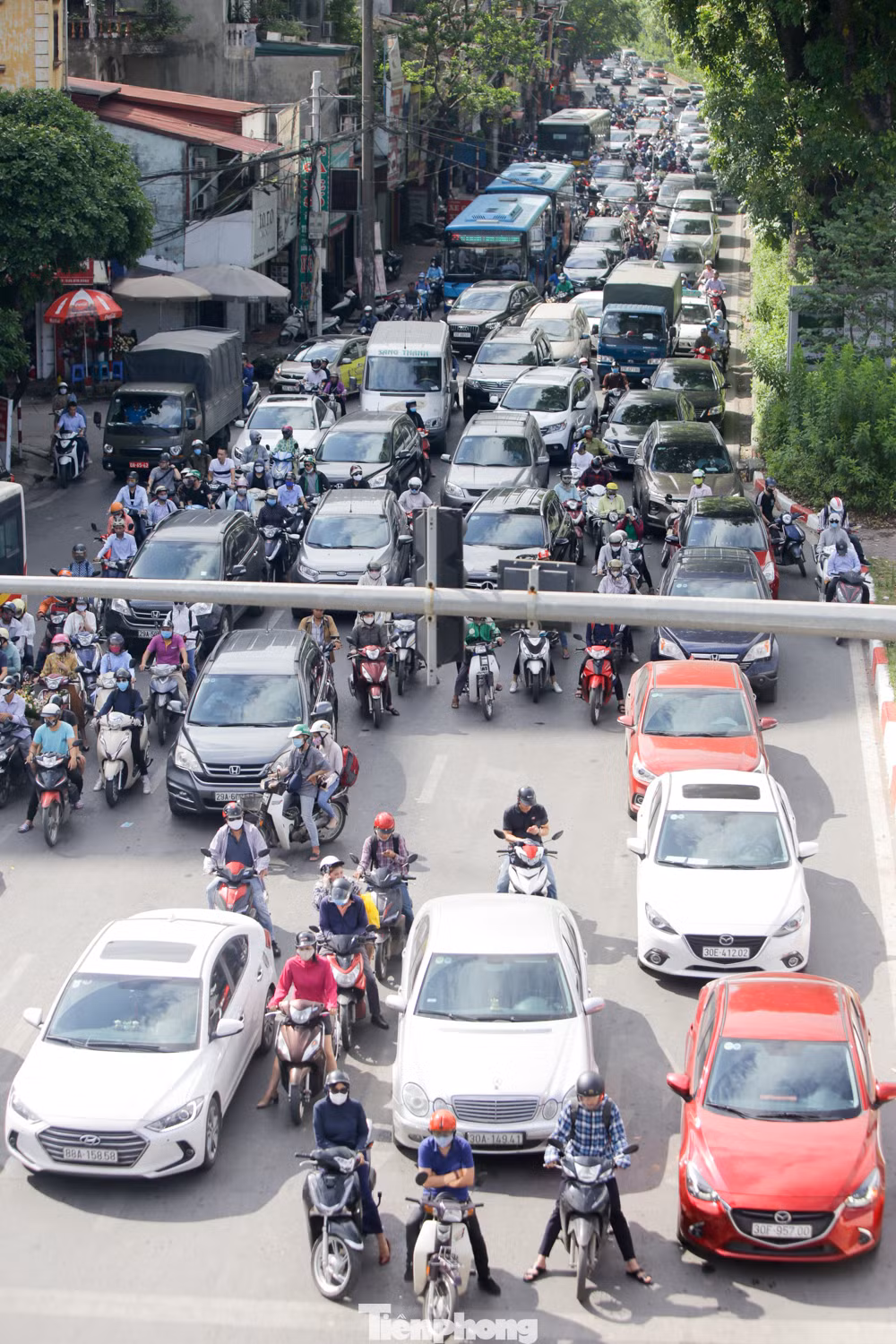 Người dân Hà Nội khổ sở ra đường trong ngày đầu đợt cao điểm nắng nóng ảnh 12