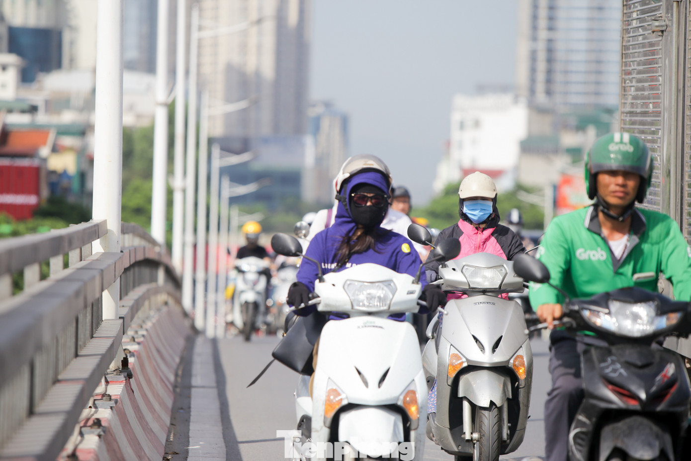 Người dân Hà Nội khổ sở ra đường trong ngày đầu đợt cao điểm nắng nóng ảnh 11