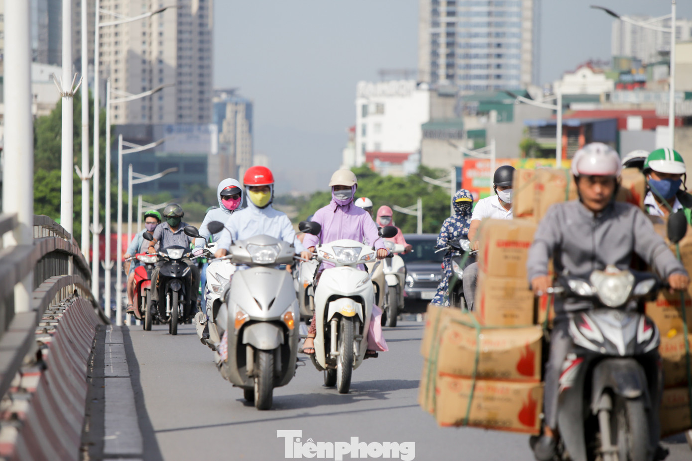 Người dân Hà Nội khổ sở ra đường trong ngày đầu đợt cao điểm nắng nóng ảnh 10