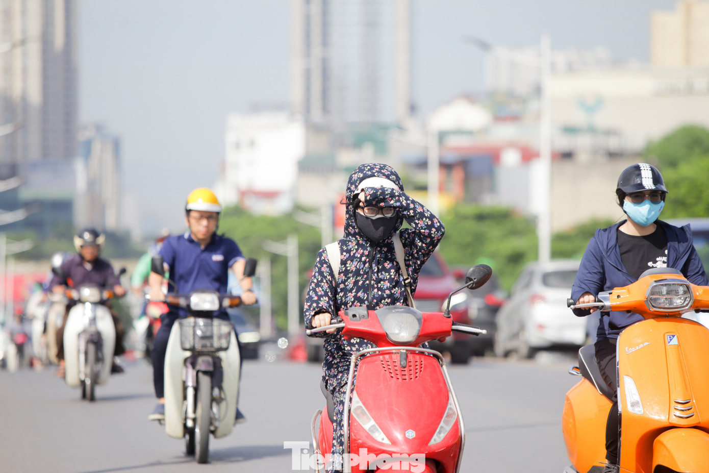 Người dân Hà Nội khổ sở ra đường trong ngày đầu đợt cao điểm nắng nóng ảnh 4