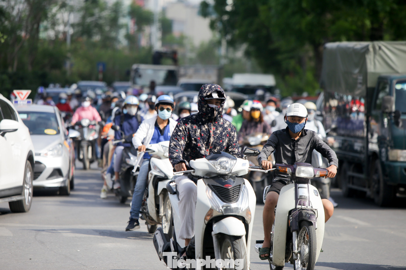 Người dân Hà Nội khổ sở ra đường trong ngày đầu đợt cao điểm nắng nóng ảnh 2
